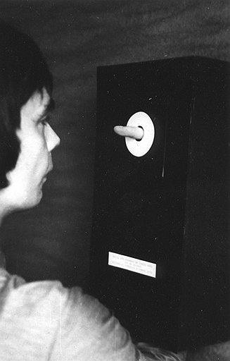 Андрей Монастырский (на фото). «Палец», 1978 год. Фотография А. Абрамова