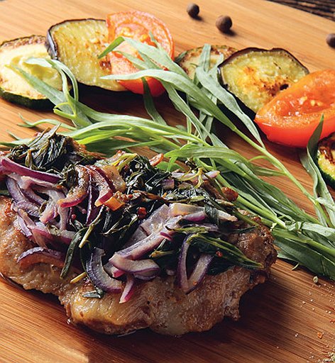 В ресторане «Навруз» появились новые мясные блюда, среди них — свинина, маринованная в травах и яблоках
