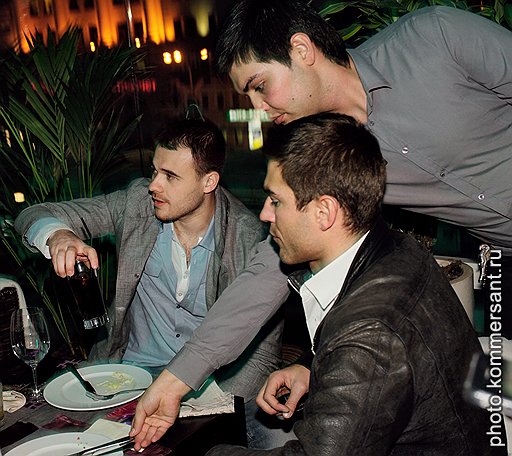 Коммерческий директор Crocus International Эмин Агаларов (слева) и сотрудник &quot;Роснефти&quot; Алексей Гарбер (справа) на открытии летней веранды ресторана Zafferano