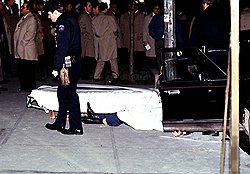 Полиция на месте гибели Пола Кастеллано, 17 декабря 1985 года