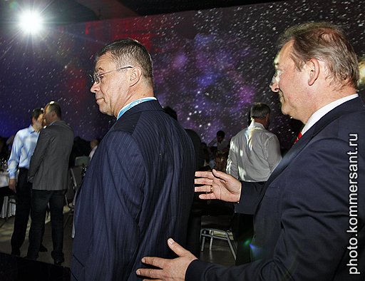 Зампредправления "Газпрома" Александр Медведев и депутат Госдумы Владислав Третьяк (справа) на церемонии подведения итогов сезона Континентальной хоккейной лиги в "Форум-холле"