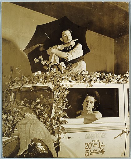 Сальвадор Дали и Гала в &quot;Дождливом такси&quot;, 1939 год