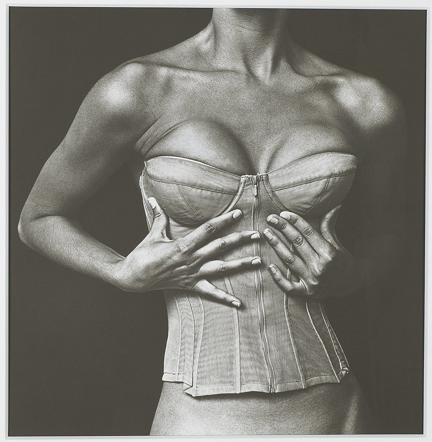 Ирвин Пенн. «Корсет Карла Лагерфельда для Chanel, Нью-Йорк, 1994», Christie’s, эстимейт € 20-30 тыс.