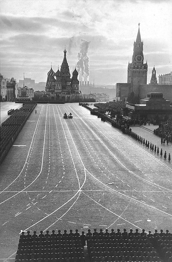 Эммануил Евзерихин. "Парад в честь годовщины Октября", 1950-е годы