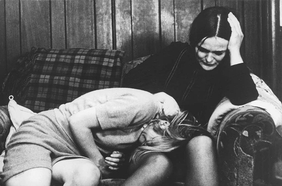 «Безрадостные мгновения»,
режиссер Майк Ли, 1971 год