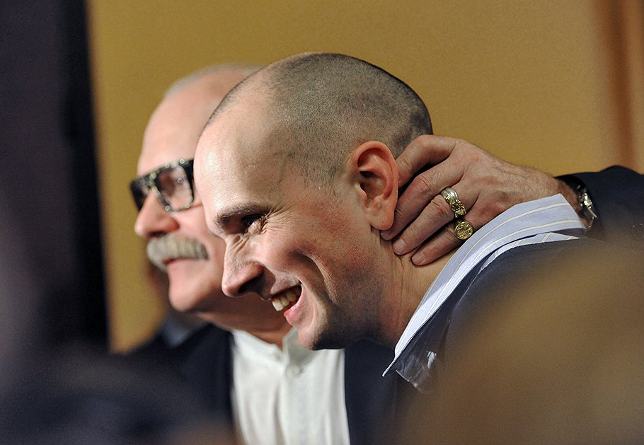 Режиссеры Никита Михалков (слева) и Сергей Лобан на церемонии вручения премии &quot;Золотой орел&quot;