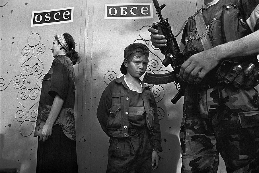Потерявший родителей чеченский мальчик, прибившийся к блокпосту федеральных войск. Грозный, июнь 1996 года