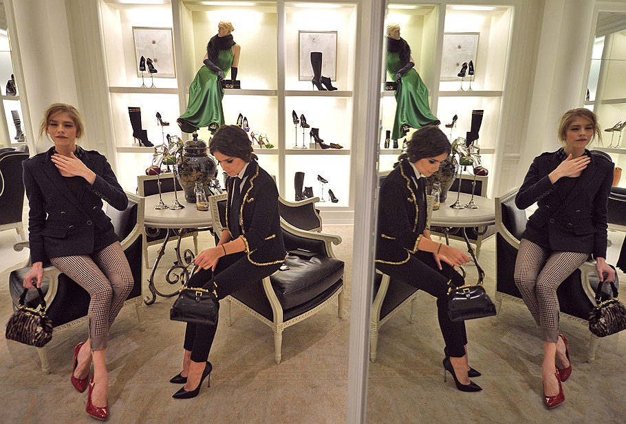 Журналист Мирослава Дума (справа) и модель Елена Перминова на чаепитии для друзей марки во флагманском бутике Ralph Lauren 