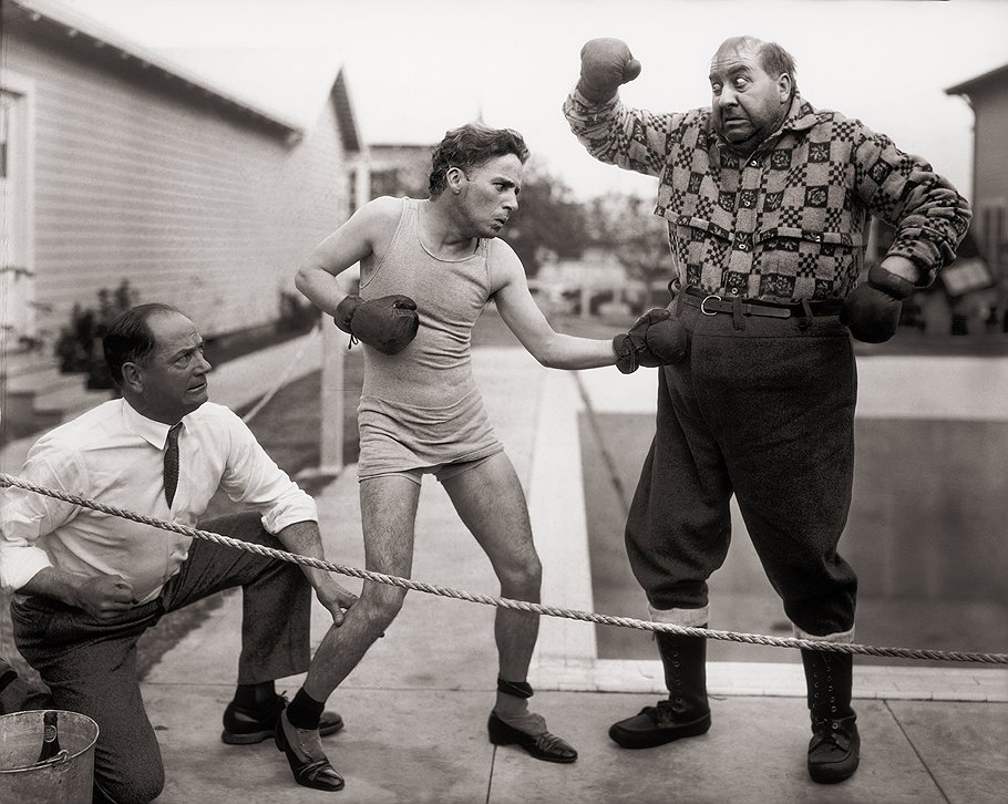 С актером Маком Свайном в костюме из фильма «Золотая лихорадка», 1923–1925 годы