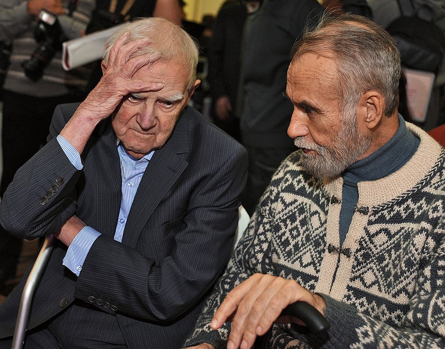 Писатели Даниил Гранин и Владимир Маканин (справа) на церемонии вручения премии "Большая книга" в доме Пашкова  