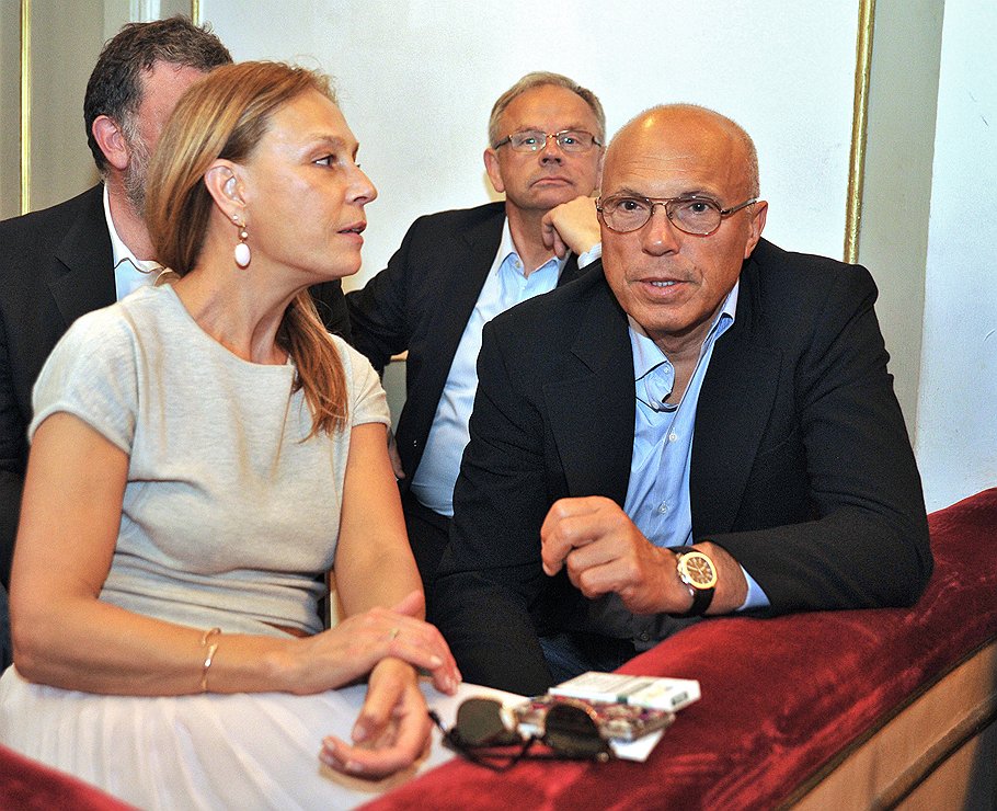 Владелец компании "Синтез" Александр Жуков (слева) и главный редактор журнала Interview Алена Долецкая на праздновании дня рождения радиостанции "Коммерсантъ FM" в Малом театре