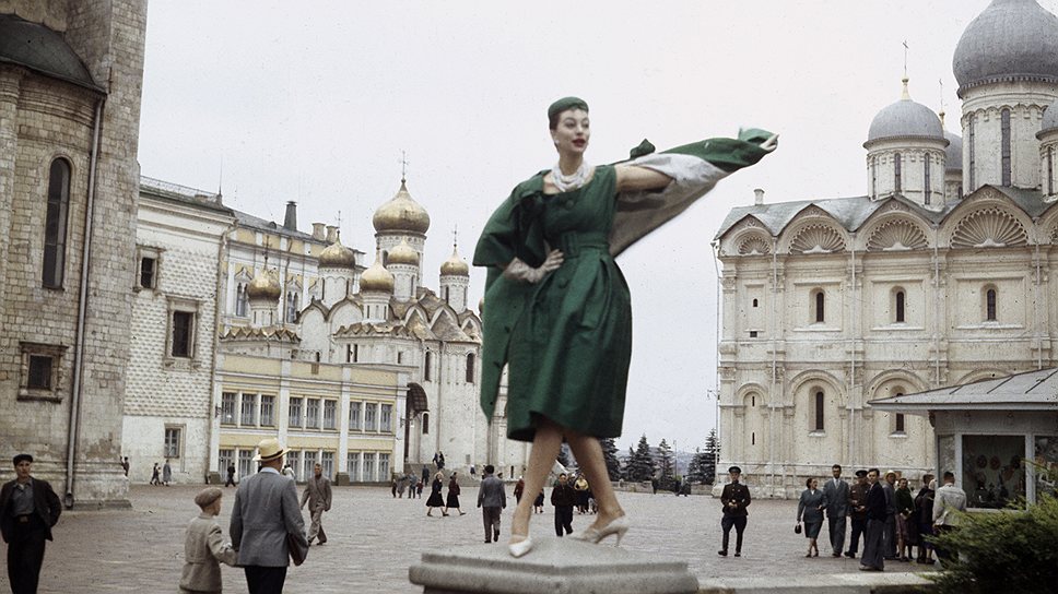 Фотопрогулка манекенщиц Christian Dior была призвана продемонстрировать контраст между французскими моделями и простыми советскими женщинами