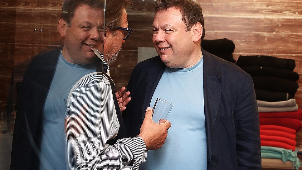 Член наблюдательного совета Rietumu Banka Александр Гафин и совладелец и председатель наблюдательного совета "Альфа-групп" Михаил Фридман (справа) после творческого вечера певца Леонида Агутина в рамках "Новой волны — 2013" в Юрмале