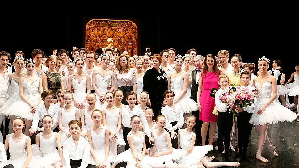 Через год Брижит Лефевр (вверху, в черном) покинет пост Директора балета Парижской оперы, и на ее место придет Бенжамен Мильпье