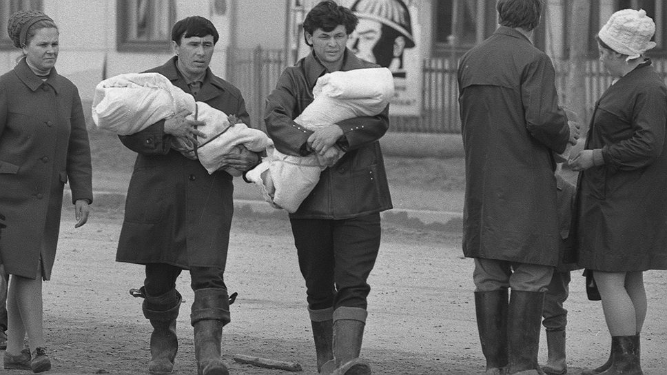 Жители города Сургута с новорожденными, 1974 год