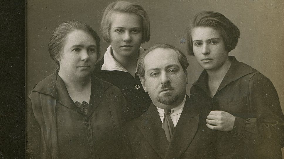 Сергей Ильич Бердичевский, бывший меньшевик, в архангельской ссылке с семьей, 1928 год. Из семейного альбома