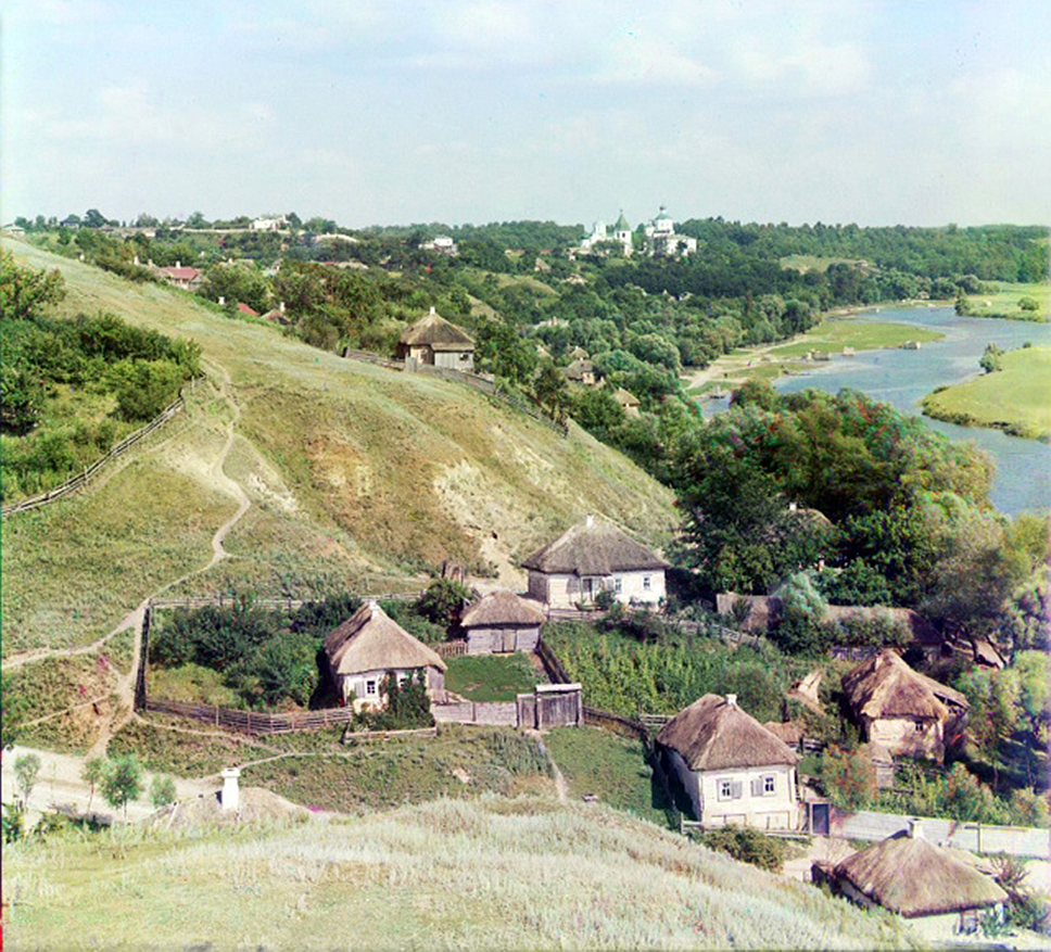 Путивль. На заднем плане Молчанский монастырь. Справа река Сейм, 1915 год