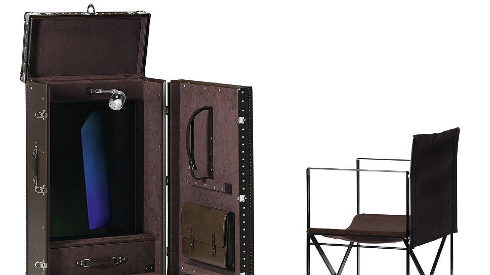 В 2006 году один из самых значительных современных художников Джеймс Тарелл, который с 1960-х годов занимается созданием объектов искусства из света и пространства, создал для Louis Vuitton чемодан-гардероб &quot;Путешествующий свет&quot;  
