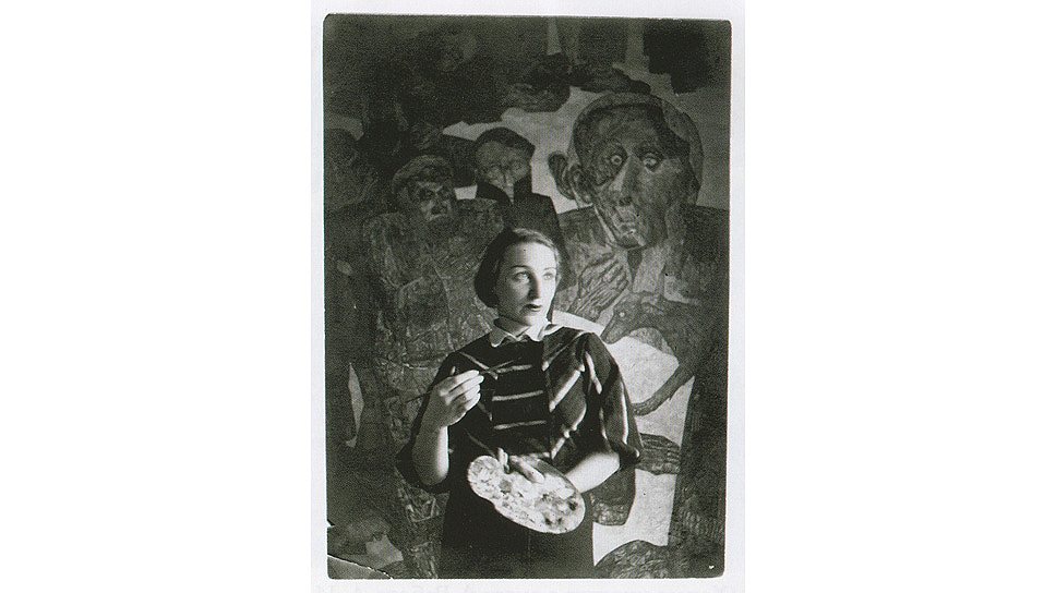 Алиса Порет у своей картины "Люмпен-пролетариат. (Тюрьма)", 1928 год