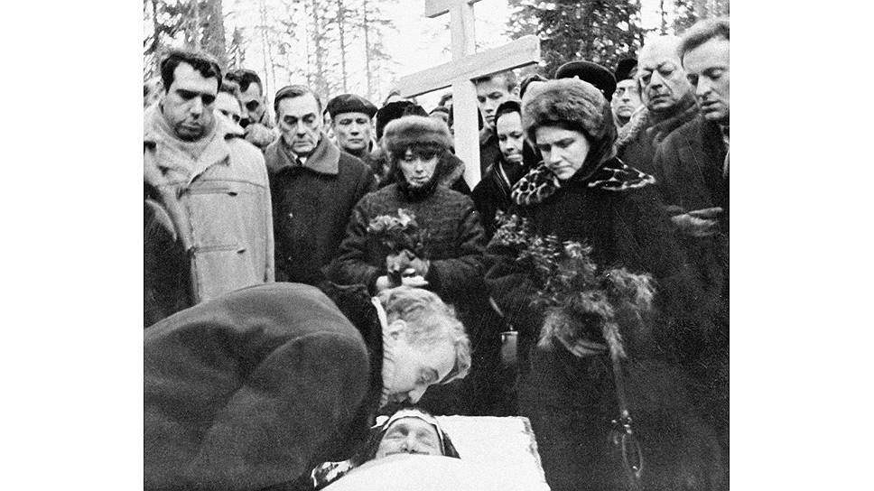 Прощание с Анной Ахматовой. В центре: Лев Гумилев, слева: Евгений Рейн и Арсений Тарковский, справа: Иосиф Бродский, 10 марта 1966 года