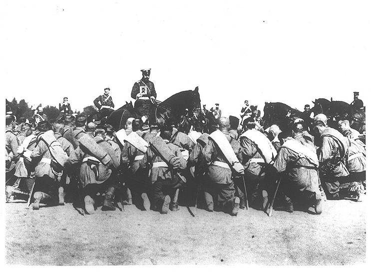 Николай II благословляет солдат перед началом боя 