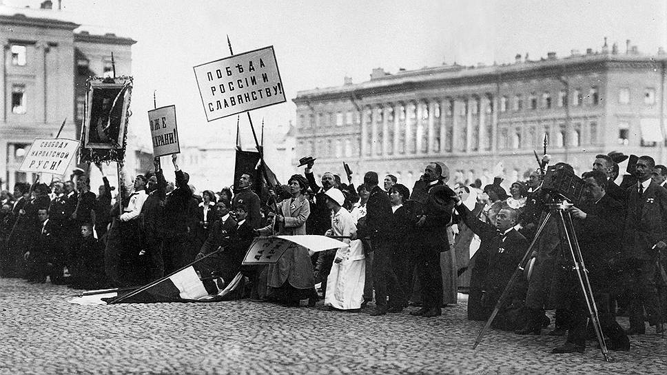 Толпа на Дворцовой площади в ожидании официального заявления Николая II о вступлении России в войну, Санкт-Петербург, 2 августа 1914 года 