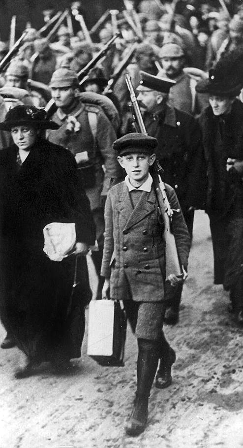 Мальчик провожает отца-новобранца на вокзал, Германия, 1 августа 1914 года  