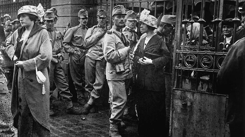 Мобилизованные австрийские офицеры прощаются с женами и подругами, 1914 год  