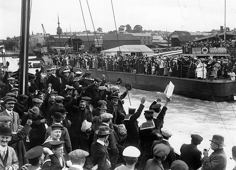 Корабль Военно-морских сил Великобритании покидает порт Коуз, 1 августа 1914 года