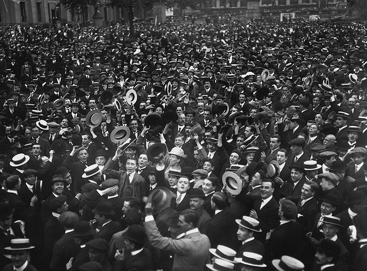 Толпа на Трафальгарской площади во время объявления войны Германии, Лондон, 4 августа 1914 года