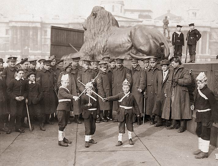 Мальчишки на Трафальгарской площади играют в солдат, 1914 год