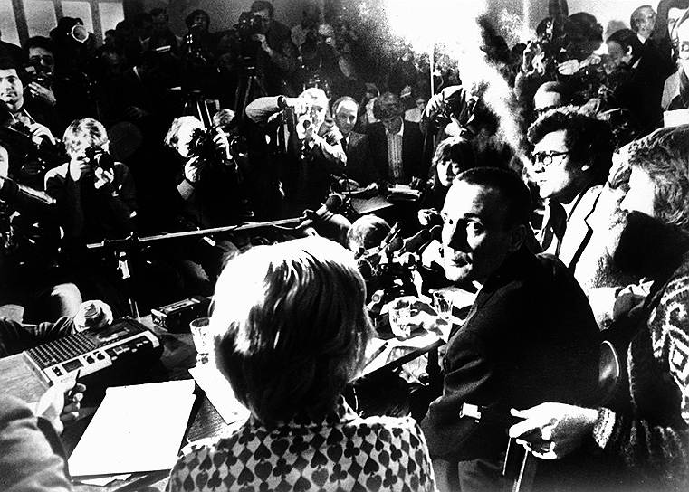 Владимир Буковский на пресс-конференции в Цюрихе после его обмена на генерального секретаря Компартии Чили Луиса Корвалана, 20 декабря 1976 года