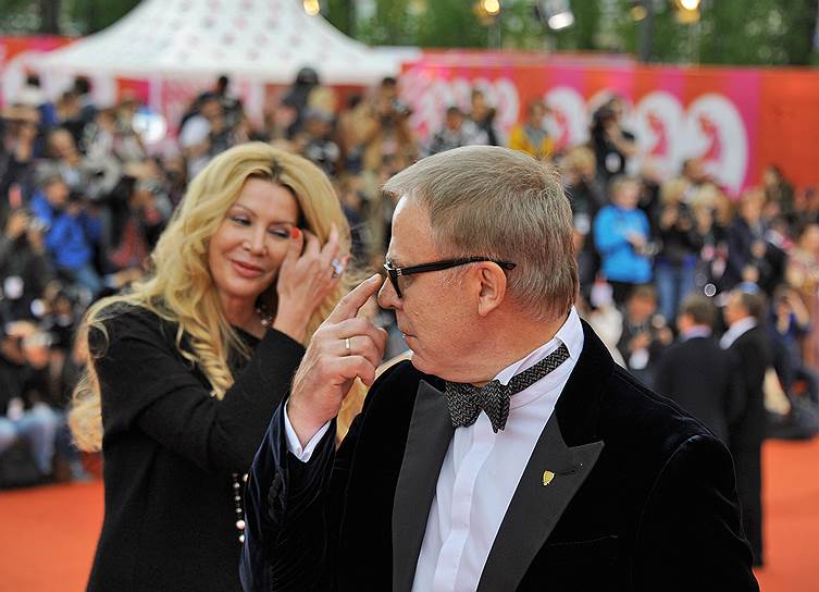 Член Совета федерации Вячеслав Фетисов с супругой Ладой на церемонии открытия 36-го ММКФ в кинотеатре "Пушкинский"