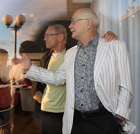 Режиссеры Андрон Кончаловский и Никита Михалков (справа) на вечеринке The Hollywood Reporter в рамках 36-го ММКФ в ресторане &amp;quot;Река&amp;quot; 