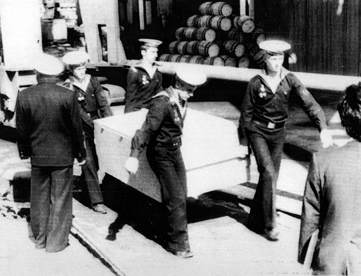 Советские моряки передают контейнер с вещами погибших представителям США и Южной Кореи. Невельск, Сахалин, 26 сентября 1983 года