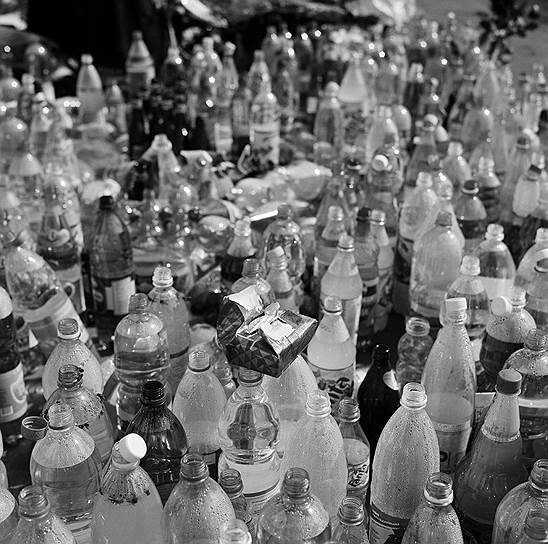 Бутылки воды и печенье, оставленные в спортзале в память об убитых