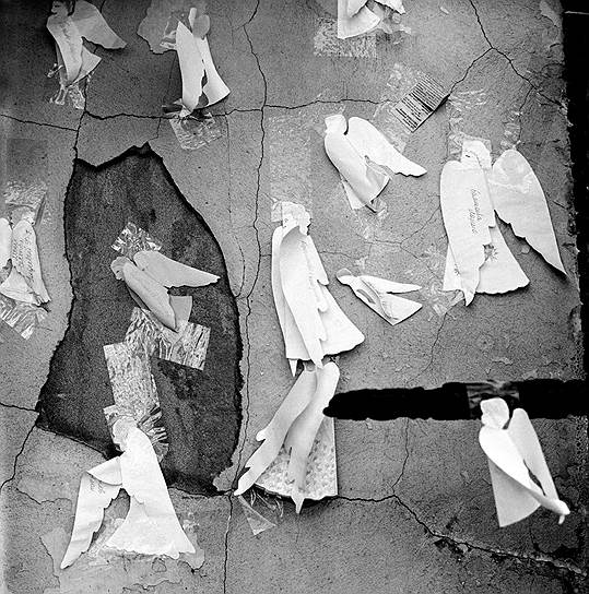 Бумажные ангелы с именами жертв, приклеенные школьниками на стены спортзала 