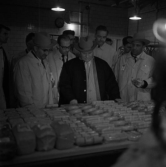  Никита Хрущев перед прилавком с продукцией мясокомбината в Де-Мойне 