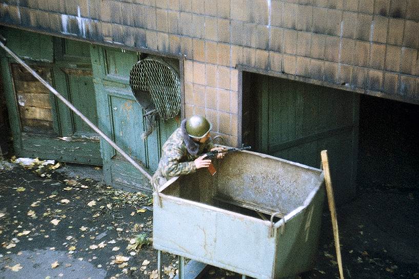 Солдат охраняет один из выходов Белого дома, 4 октября 1993 года
