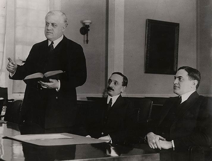 Митчелл Палмер (слева) на заседании Верховного суда, 27 февраля 1920 года