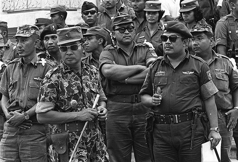 Генерал Сухарто (в камуфляже), 6 октября 1965 года