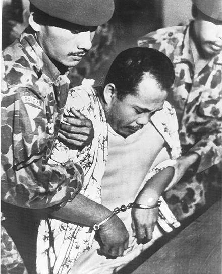 Военный руководитель &quot;Движения 30 сентября&quot; лейтенант-полковник Унтунг, арестованный за попытку государственного переворота. 16 ноября 1965 года