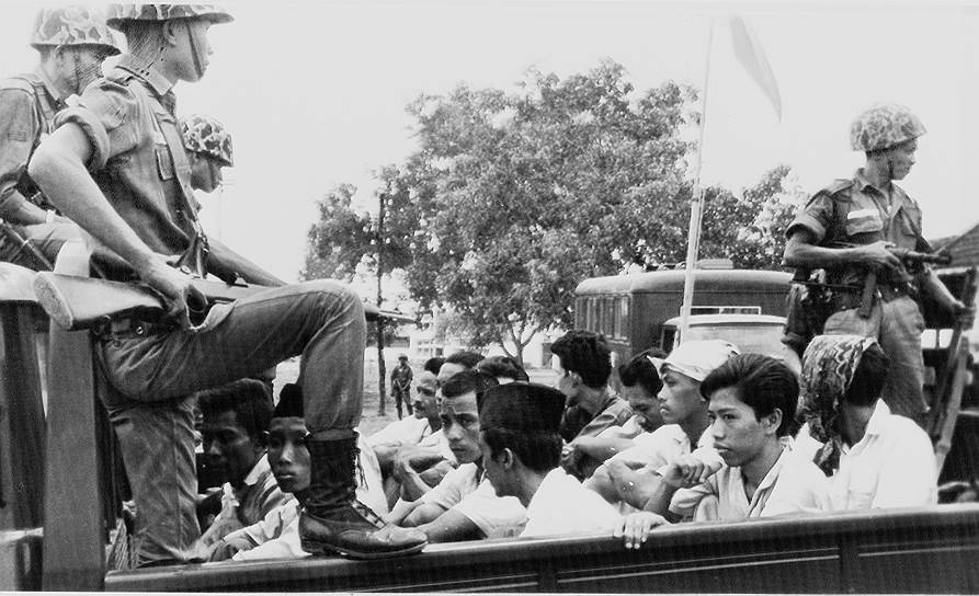Арестованные члены молодежного крыла Коммунистической партии Индонезии, 30 октября 1965 года