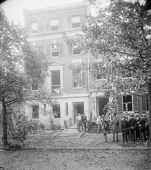 Дом Митчелла Палмера после взрыва бомбы. Вашингтон, 4 июня 1919 года 