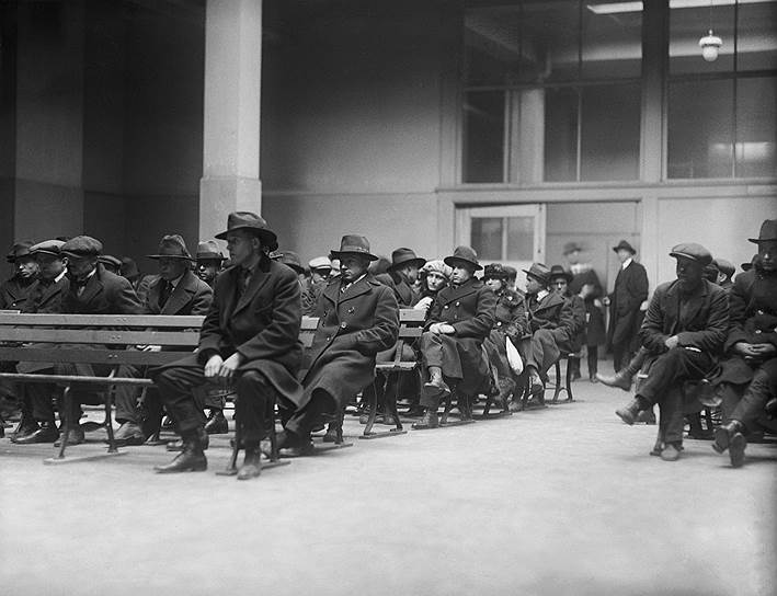 Арестованные в ожидании решения о депортации. Остров Эллис, 13 января 1920 года 