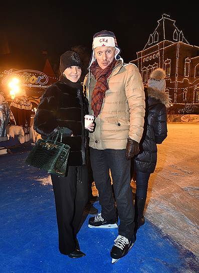 Фигуристка Татьяна Навка и пресс-секретарь президента России Дмитрий Песков на открытии ГУМ-катка на Красной площади 
