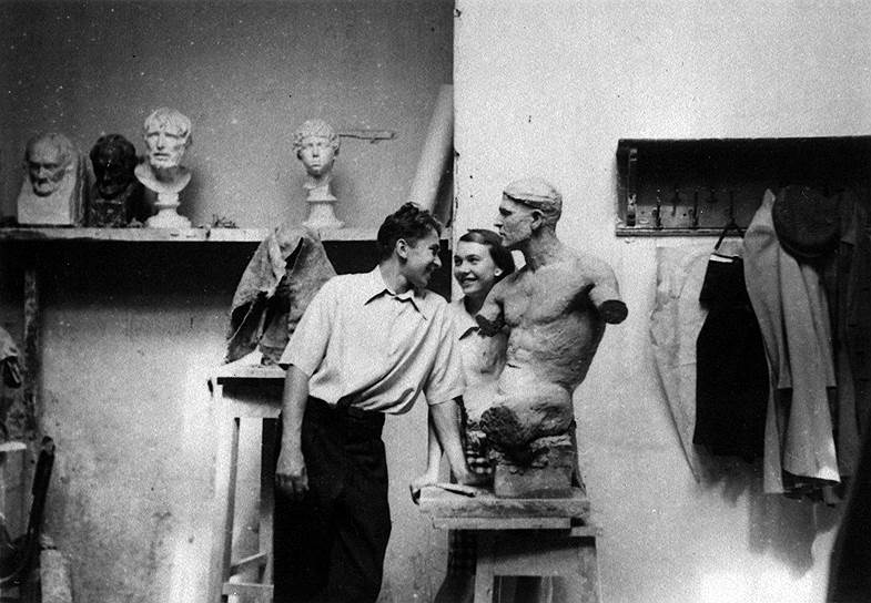Иулиан Рукавишников и Ангелина Филиппова в мастерской на Садовой, 1949 год