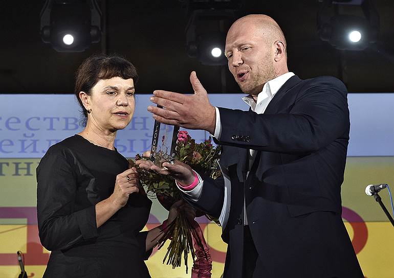 Директор ГМИИ им. А.С. Пушкина Марина Лошак и генеральный продюсер «Коммерсантъ FM» Анатолий Кузичев (справа) на коктейле в честь победителей рейтинга Toп-1000, организованном ИД «Коммерсантъ» и Ассоциацией менеджеров России