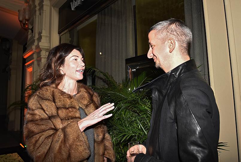 Владелица Fashion Incubator дизайнер Евгения Линович и режиссер Константин Богомолов на вечеринке Miu Miu Club в ГУМе