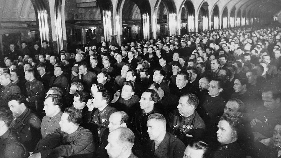 Заседание, посвященное 24-ой годовщине революции. Станция метро &quot;Маяковская&quot;, 1941 год